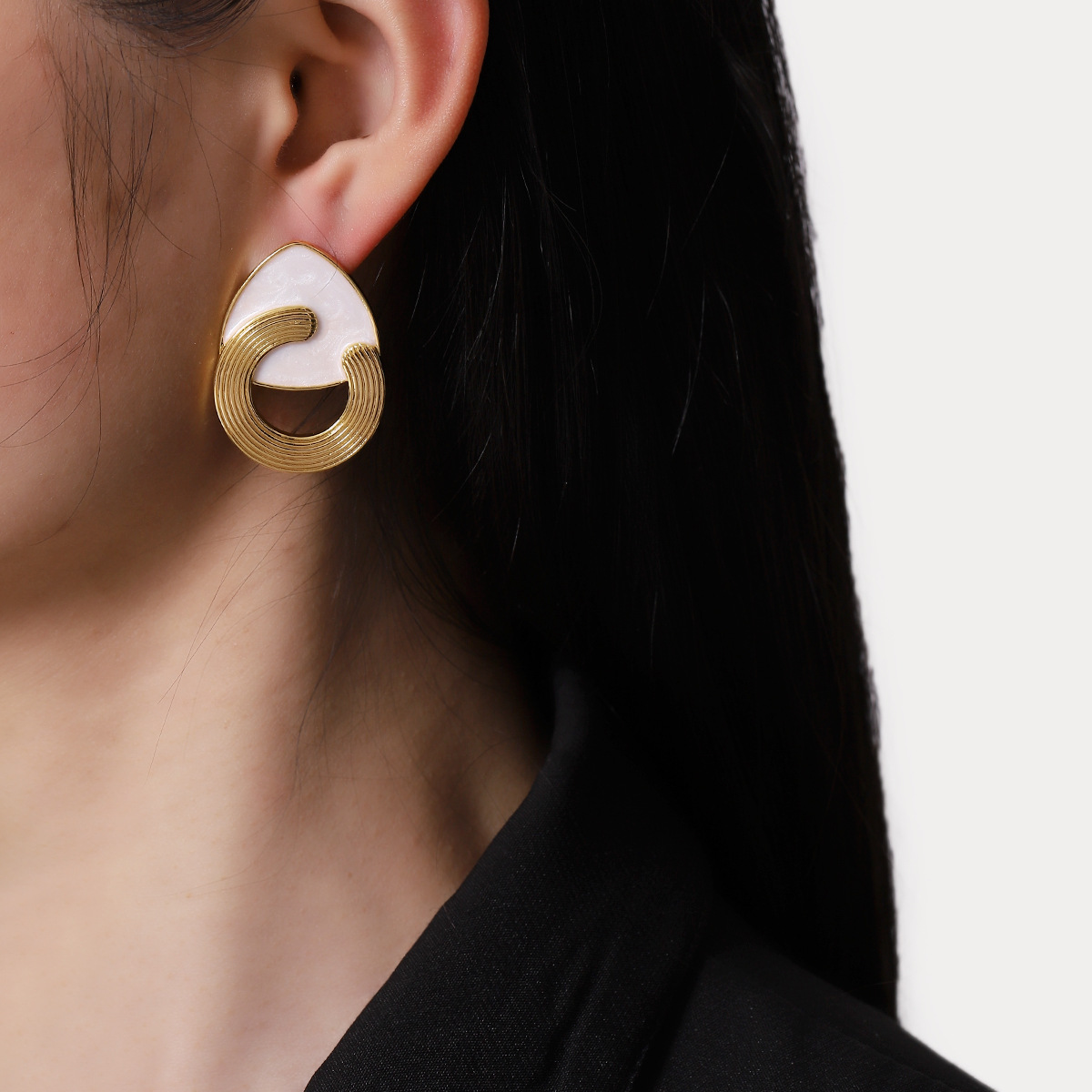 Viento que sopla Medio Verano Zhao Liying mismo estilo pendientes Xu Medio Verano natural blanco pendientes de fritillary triángulo C pendientes nicho diseño