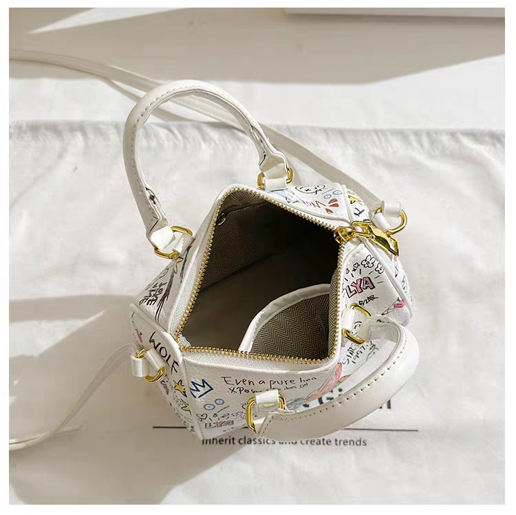Borsa a spalla da donna con stampa graffiti e orsetto alla moda_voghion.com