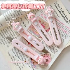 かわいいアニメのウサギの美工刀は携帯して学生の手で紙の刀を切って小包の速達を分解して小刀を開梱します。