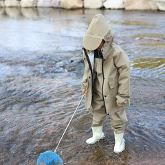 子供用の水服の連体は幼稚園の防水服の砂浜で魚を捕まえて海を追います。