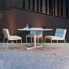 屋外のアルミニウム合金のテーブルと椅子の現代的なシンプルな別荘の庭のミルクティー店の喫茶店の露天の外でテーブルと椅子の組み合わせを並べます。