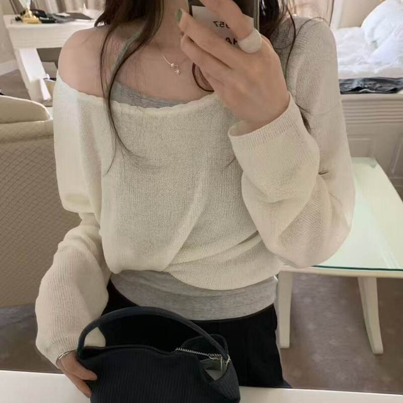 Korean designer solid color off-shoulder thin long-sleeve knit top, Korean style women's clothing, casual style with wavy edges Korean designer solid color off-shoulder thin long-sleeve knit top, Korean style women's clothing, casual style with wavy edges