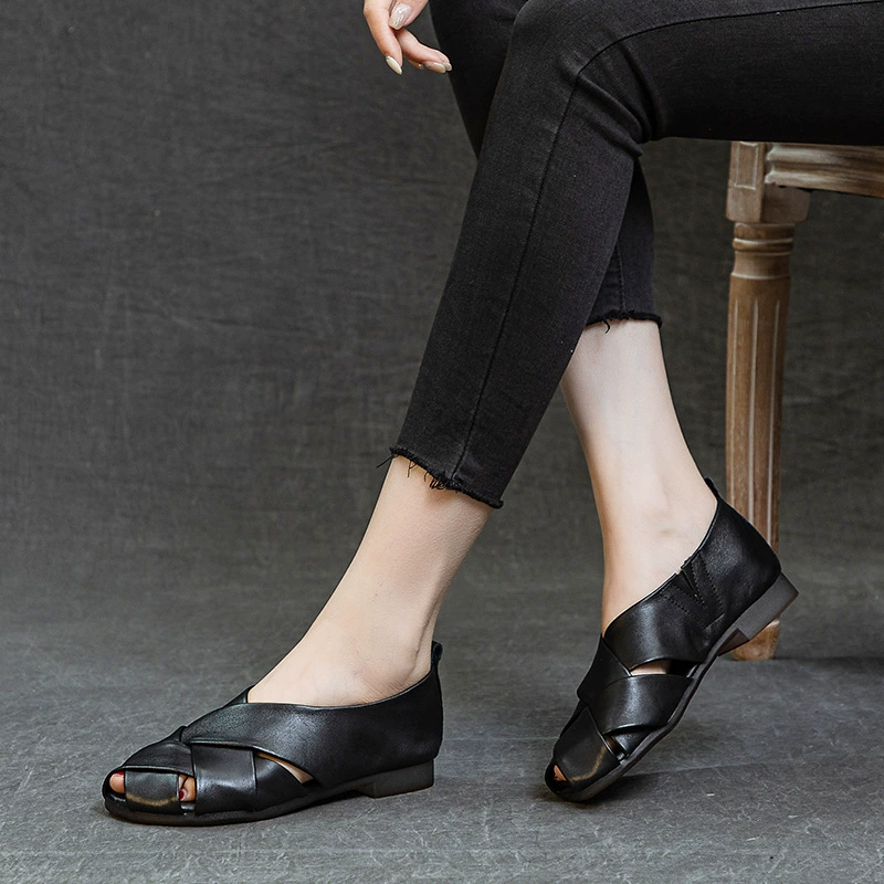 Головной слой кожаной сумки и римские женские сандалии