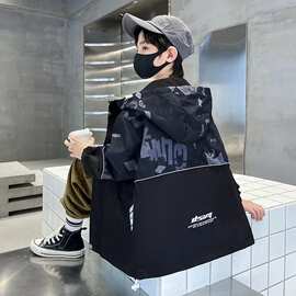 儿童冲锋衣外套2023新款秋季迷彩连帽中大童风衣外套男孩外穿洋气