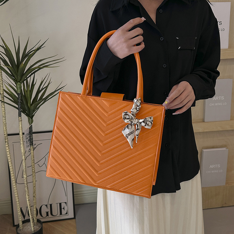 Impression diamond patterned silk scarf texture tote 2024 new fashion trend solid color casual hand-held shoulder bag_voghion.com