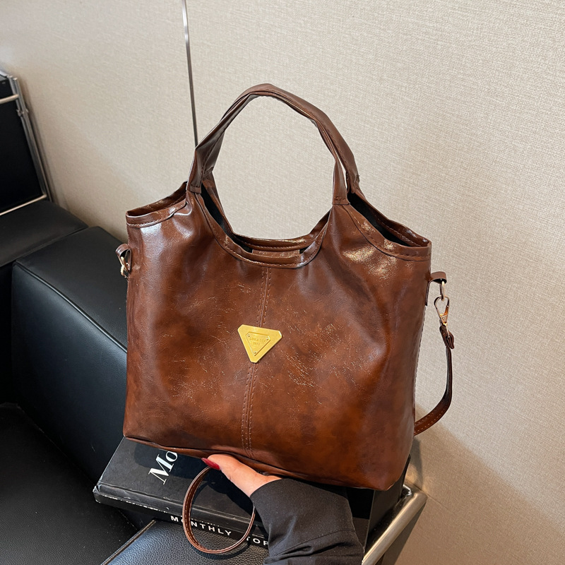 Tide retro nicho bolso de mano mujer 2025 primavera nueva piel de cera de aceite de transporte de gran capacidad bolso de hombro mochila