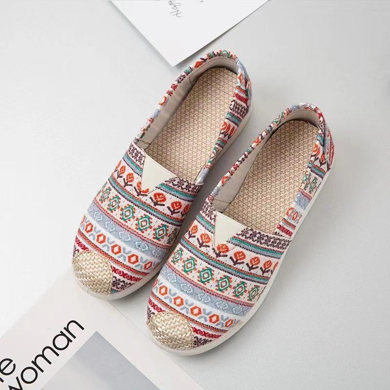 Primavera y verano nuevos zapatos de mujer zapatos de tela viejos de Beijing zapatos individuales zapatos de lona de celebridades de Internet casuales de mediana edad y ancianos zapatos de pescador de suela suave antideslizante