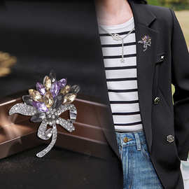 新款时尚高档轻奢胸针女水晶花束扣防走光马眼胸花别针高级感饰品