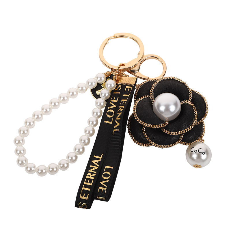 Llavero de camelia con perla estilo vintage francés elegante_voghion.com