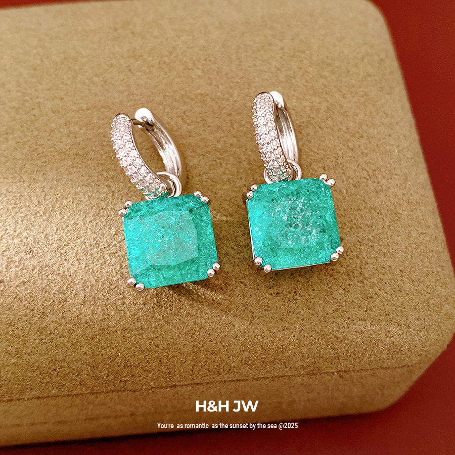 Ciclos de orejas de geometría cuadrada de zircón verde temperamento de nicho simple pendientes ligeros de lujo de alta calidad al por mayor