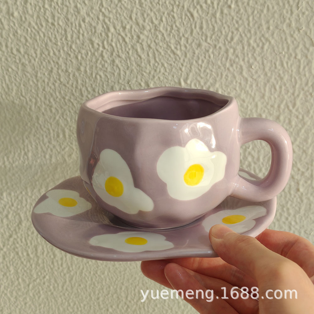 Taza de café de cerámica navideña irregular, linda taza con diseño de flores y corazones pintados a mano, juego de taza y platillo para té de la tarde