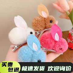 子供のウサギの髪はかわいい立体のぬいぐるみを挟みます。