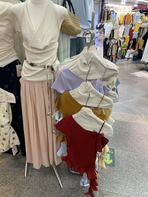 深セン南油の第一線のブランドの専門店のワンピースのズボンのスーツの婦人服の実体の工場の店は生放送して商品の供給源の卸売りを提供します。|undefined