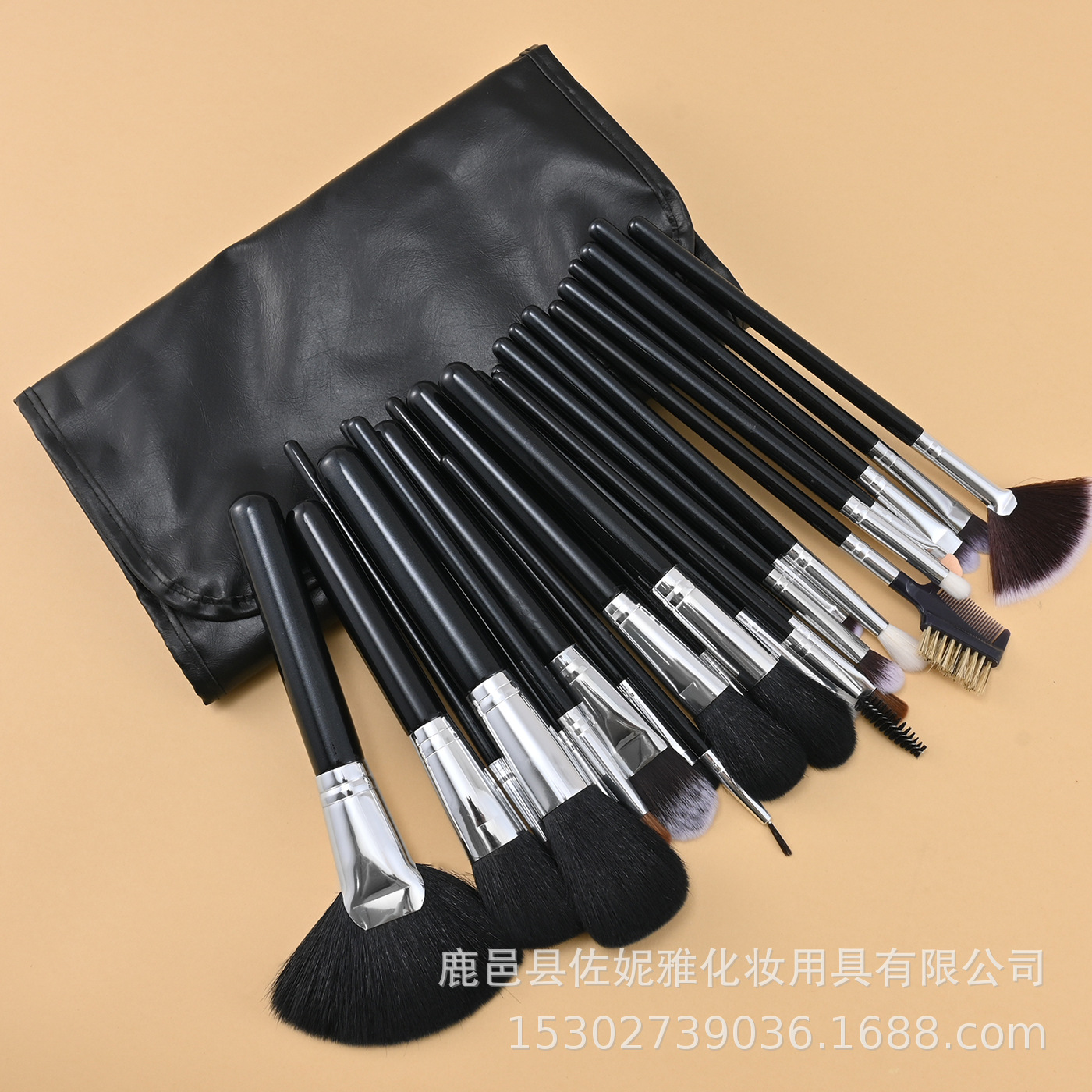 Fábrica en stock 24 pinceles de maquillaje color madera maquillaje traje negro maquillaje escuela herramientas de belleza al por mayor
