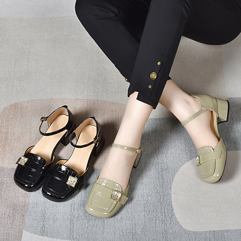 Giày sandal nữ da bóng mũi kín gót vuông ổn định, đế mềm, phối đầm mùa hè — Màu đen