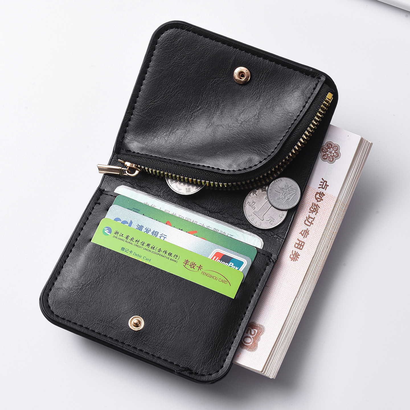 short retro minimalistic wallet with zipper