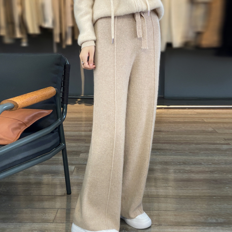 目を閉じて! ワイドパンツの女性はゆったりとしていて、カジュアルな外は垂れ下がった感じのズボンを着ています。|undefined