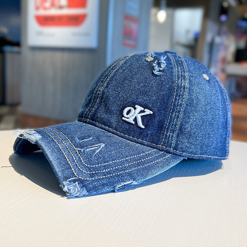 Sombreras de béisbol bordadas con letras personales moda para hombres y mujeres agujeros rotos gorra de boca de pato de pareja gorra de vaquero