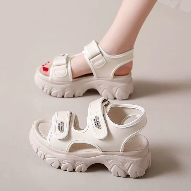 Модные сандалии на толстой подошве с липучкой для увеличения роста, сандалии в спортивном стиле, новинка лета 2025 года, мягкая пляжная обувь.