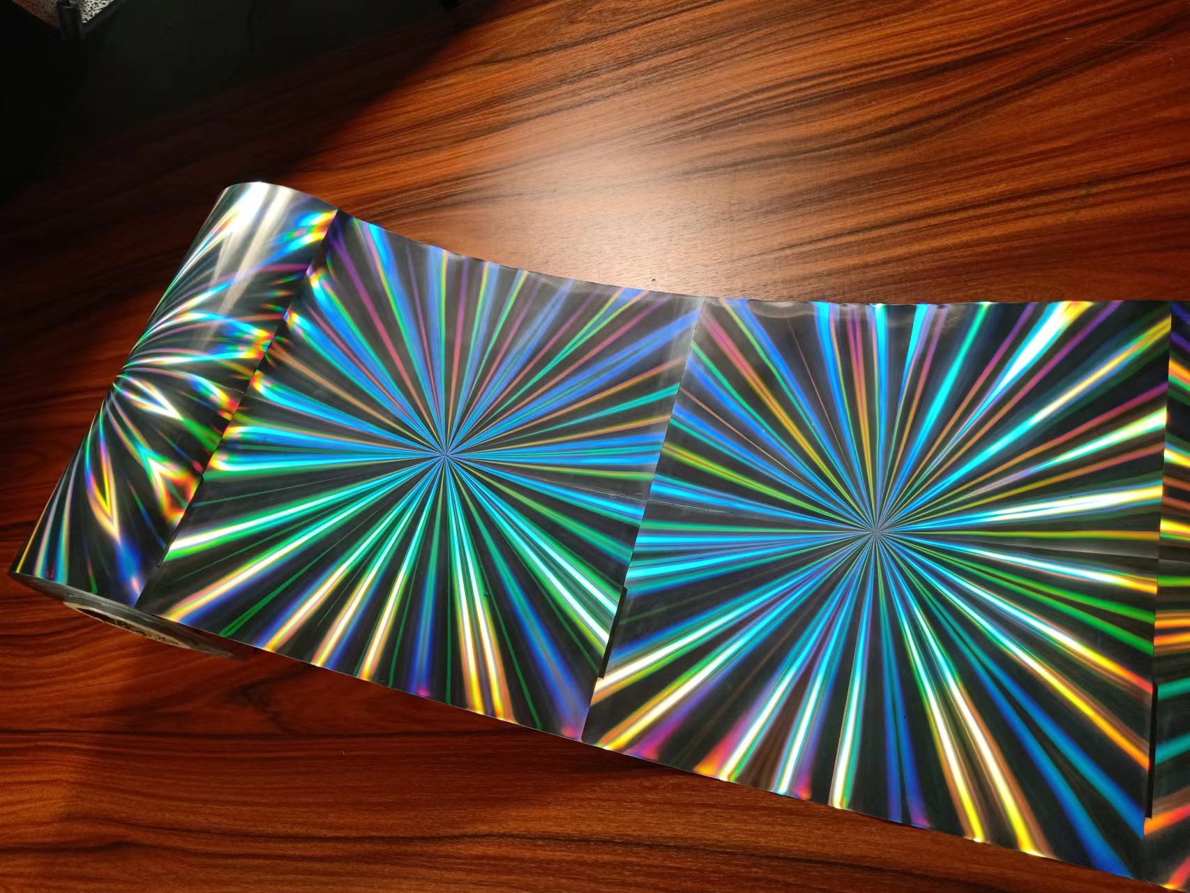 厂家供应PET镭射膜复合镭射膜太阳花花纹