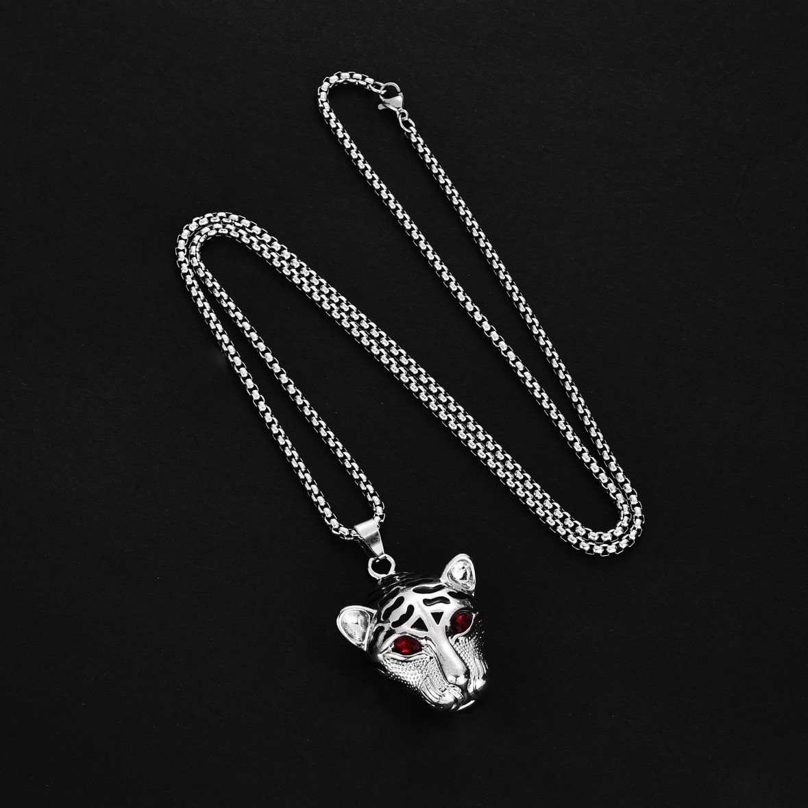 XL0358 red eye leopard head with steel chain 70cm