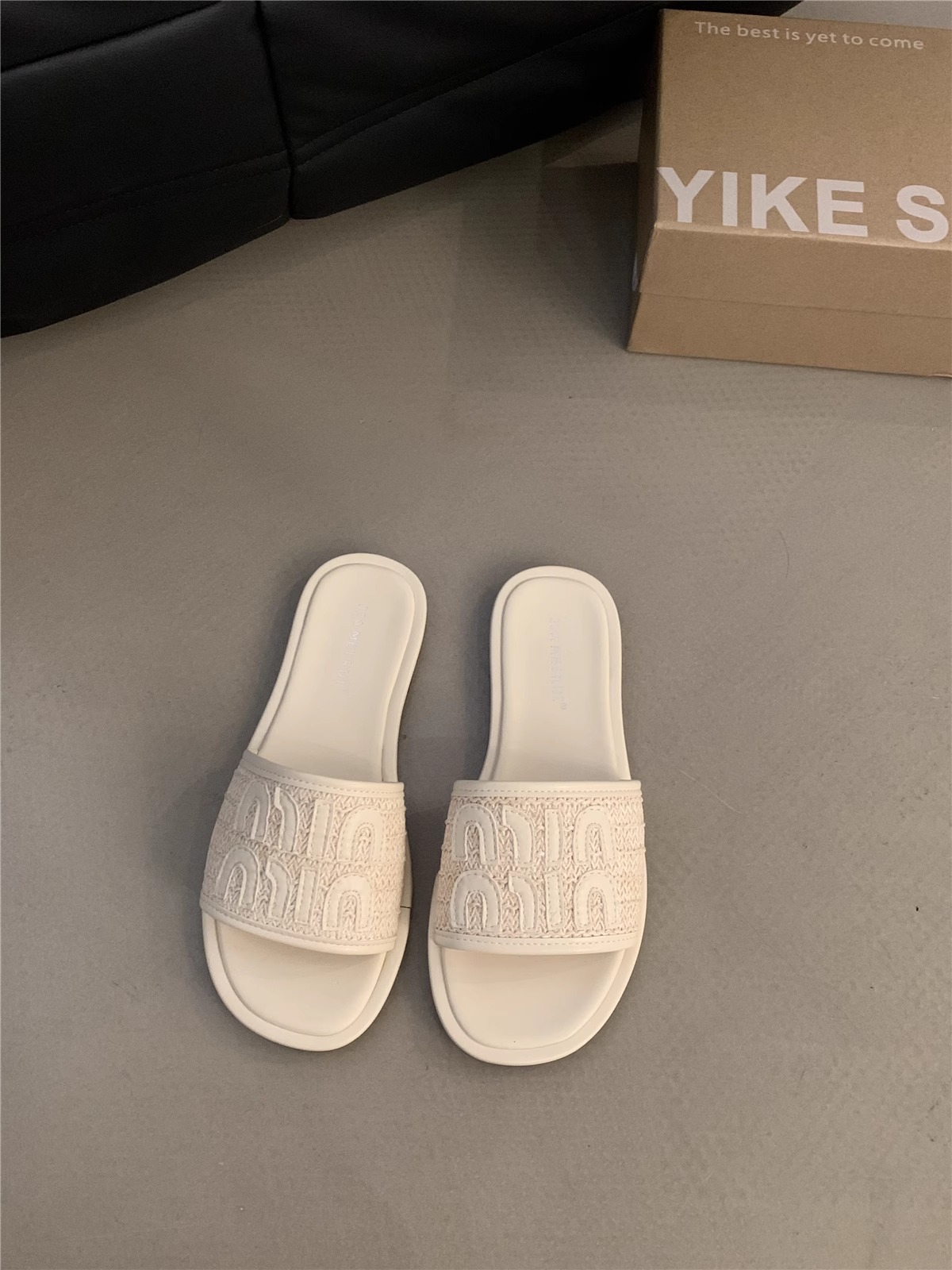 Temperamento pequeño estilo fragante sandalias y pantuflas planas estilo mujer ropa exterior verano mujer salir a la playa playa con falda chanclas