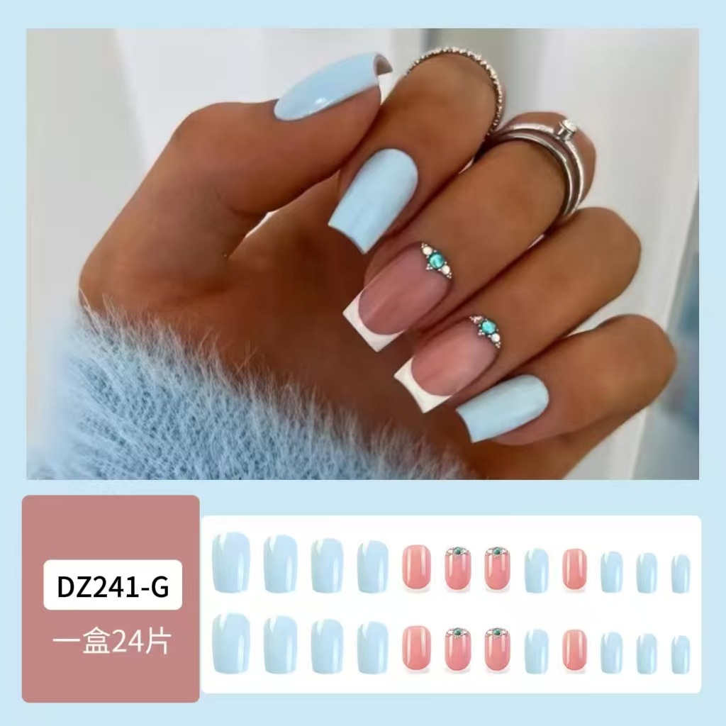 Uñas postizas estilo europeo y americano, longitud media, clásicas con diamantes de imitación en azul cielo, piezas de uñas terminadas para decoración.