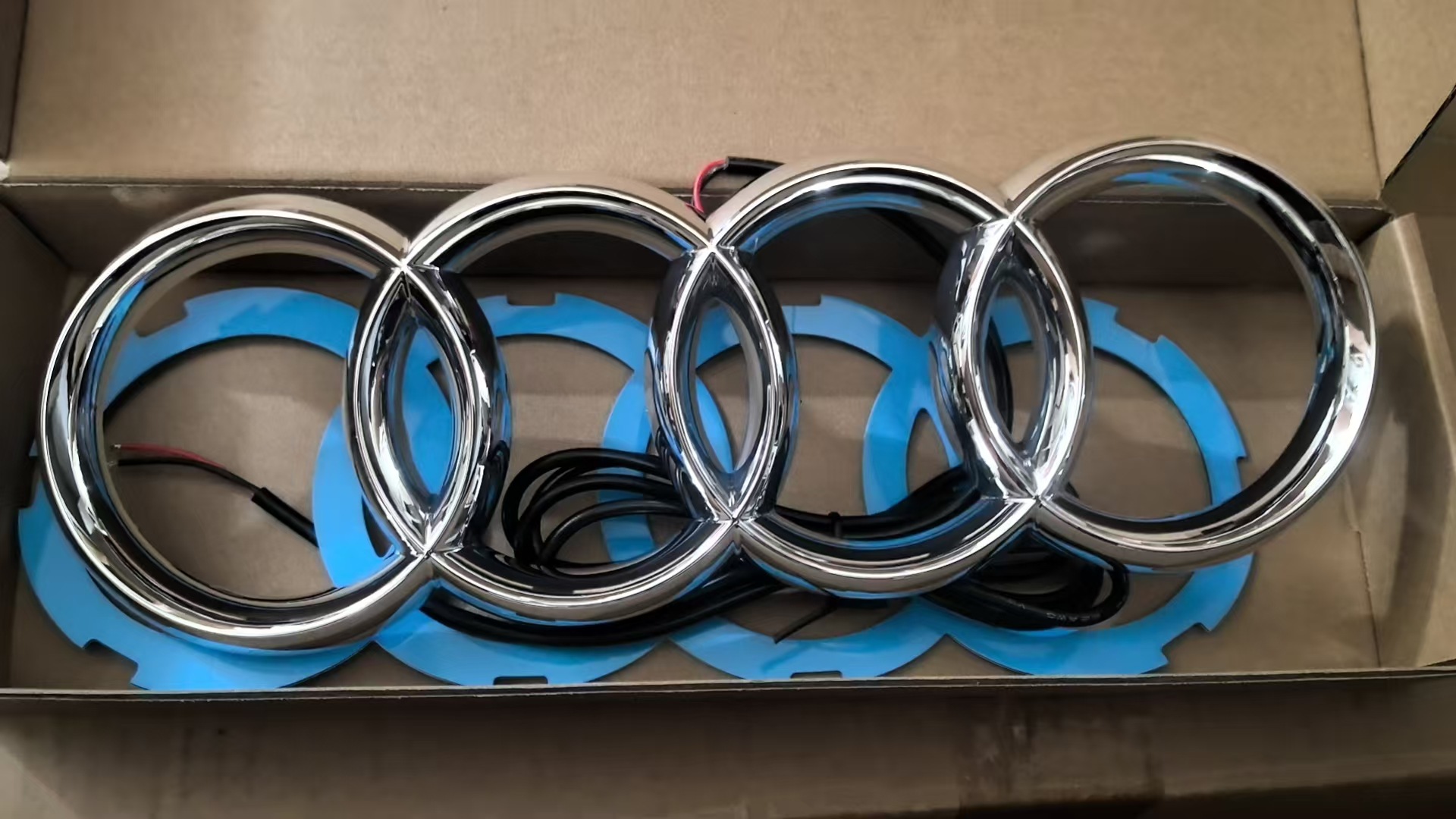 Suitable for Audi Four-Ring Logo Q3Q5 Center Grille Logo A5A6A4L Modified Led Illuminated Front Logo Audi Front and Rear Car Logos