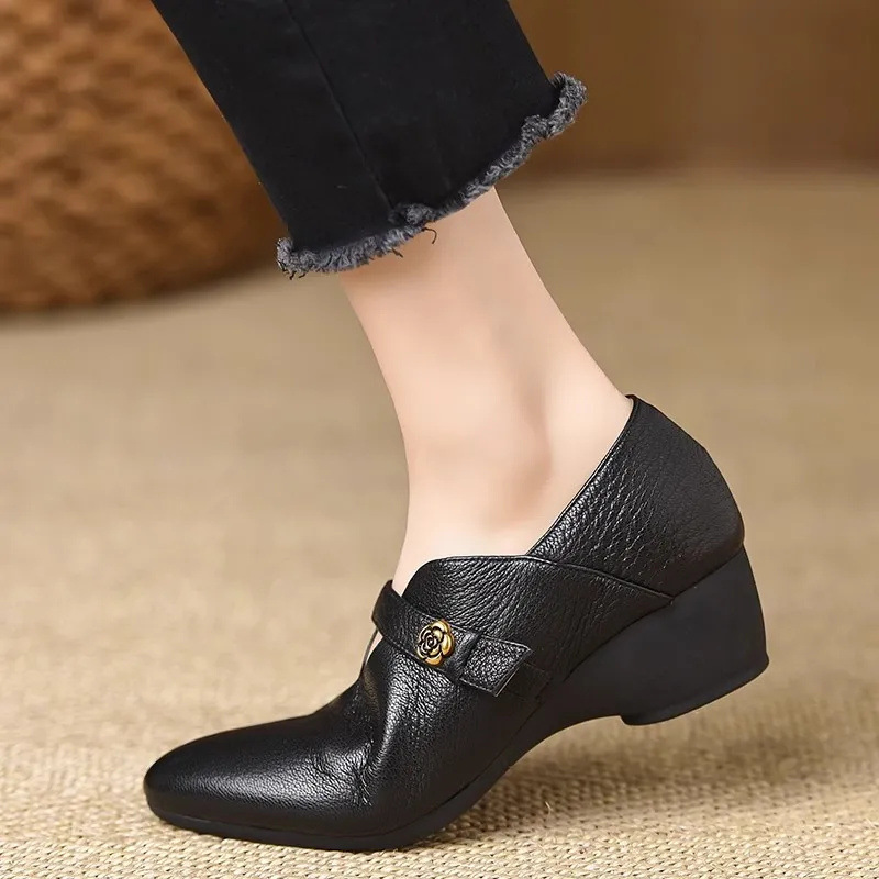 2025 otoño y invierno nuevo estilo de punta, cómodo con suela suave, zapatos de cuero pequeños, zapatos de calzado de talón único para mujeres.