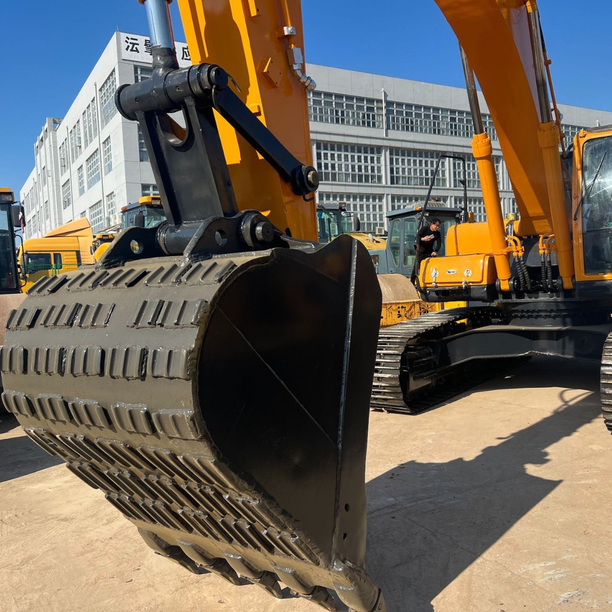 Excavadora Hyundai 305 215 220 de segunda mano, noventa por ciento nueva, buena calidad, prueba de puesta en marcha en el sitio, stock suficiente image 6