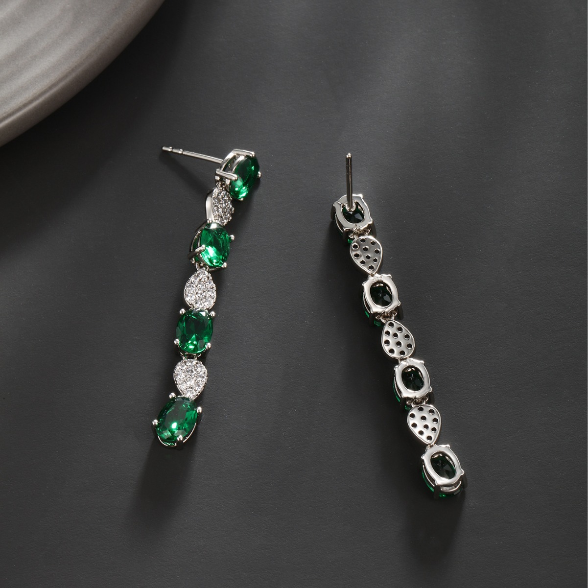 Xuping imitación de aretes de color esmeralda retro verano sensación de diseño ligero de lujo nicho bordado pendientes largos orejetos para mujeres