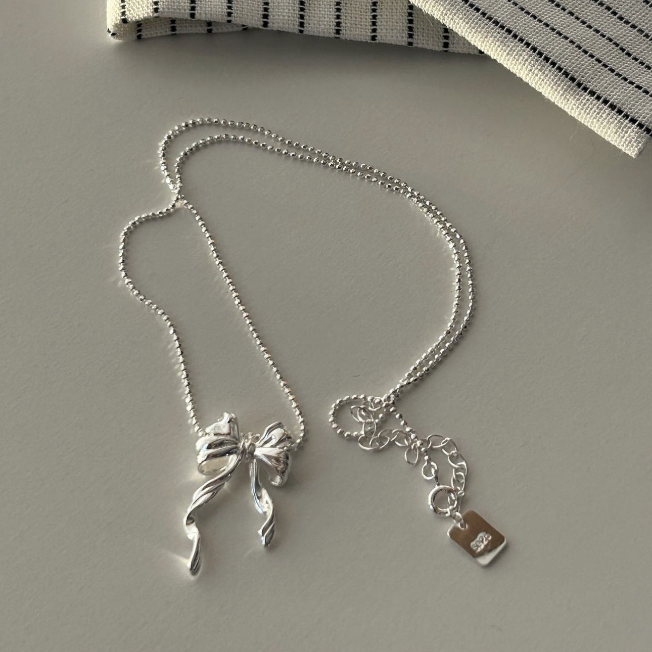 Sterling Silber Einfacher Stil Bogenknoten Überzug Halskette Mit Anhänger display picture 4