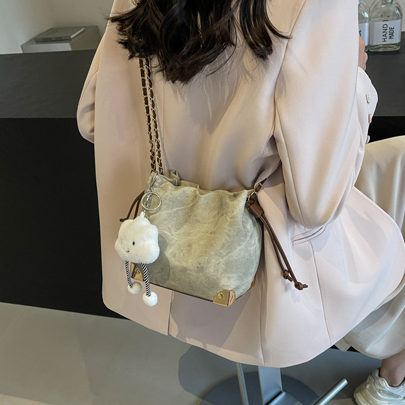 Este año, la moda de alta sensación de bolso para mujeres 2024 nuevo estilo extranjero, bolso de cinturón de cadena, bolso de cubo en línea.