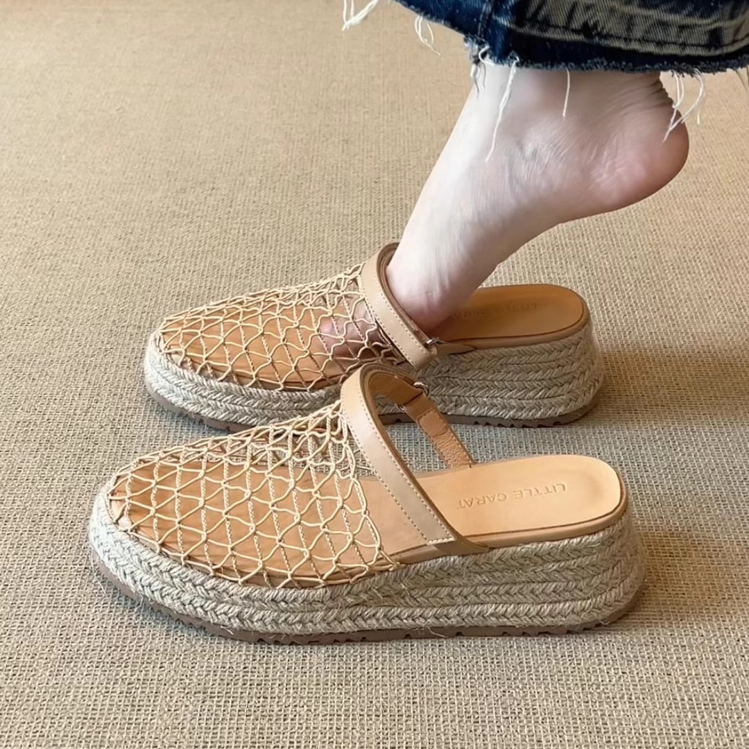 Fashionable straw sandals for leisure