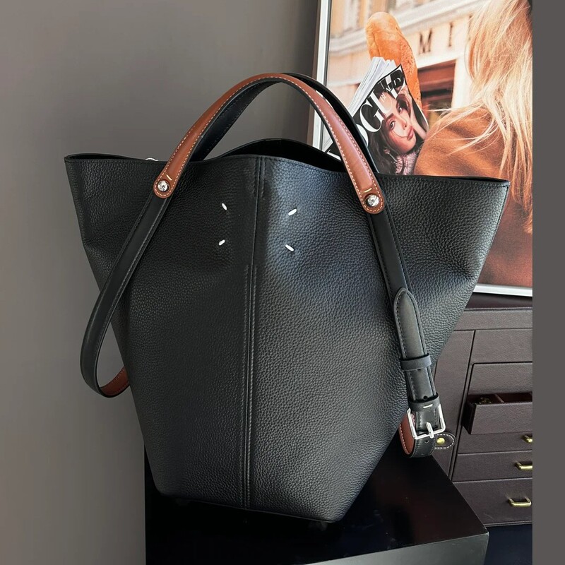 Mala Dress Age Equestrian Bag, first-layer cowhide, simple and elegant, large-capacity tote bag, versatile bucket bag, trendy Mala Dress Age Equestrian Bag, first-layer cowhide, simple and elegant, large-capacity tote bag, versatile bucket bag, trendy