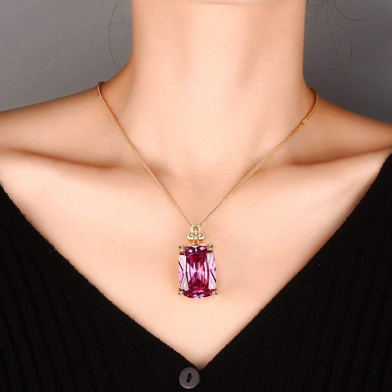 2024 Nuevo producto Zhuang Shengsheng Jewelry Fondo de cobre chapado en oro Moda de imitación de color tesoro generoso diamante collar colgante de oro 20*28