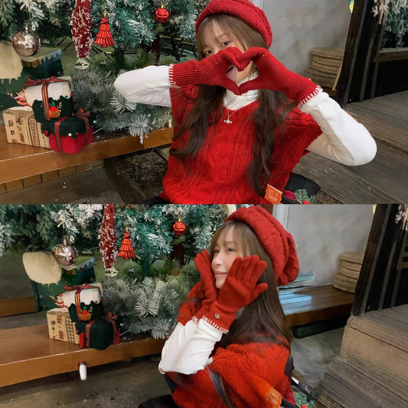 Christmas Red Knitted Vest Layered with a New Style Women's Loose Sweater and Cable Knit Top
