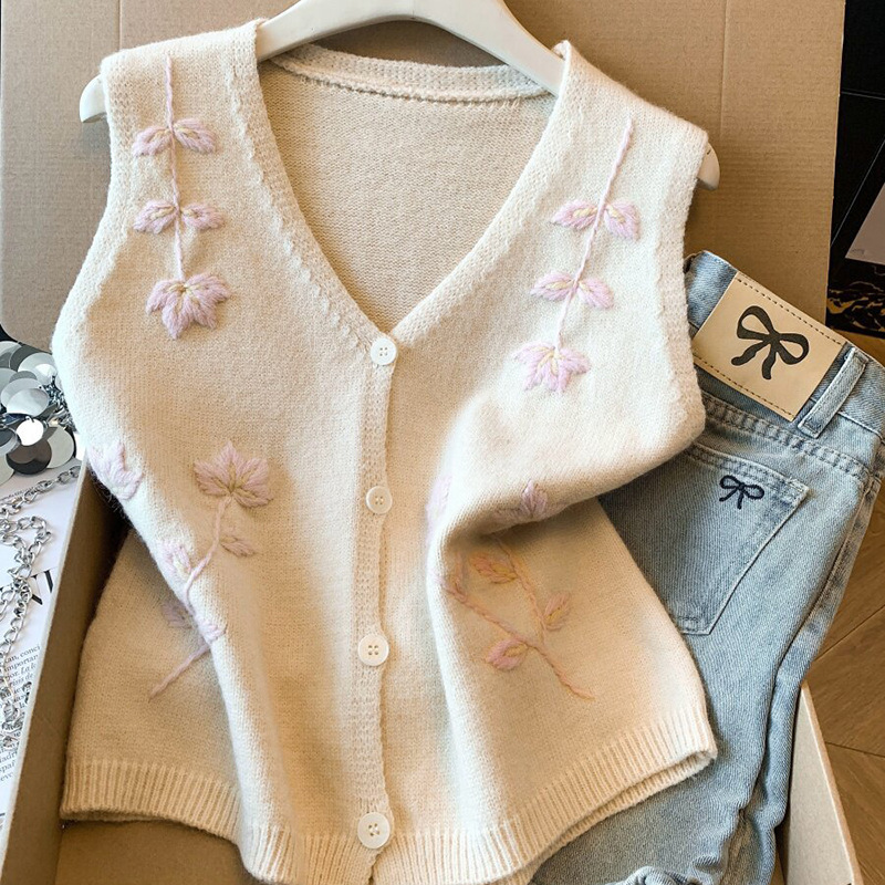 Korean-style sweet and elegant knitted vest with intricate embroidery, stylish and loose-fitting, slimming, sleeveless, suitable for commuting Korean-style sweet and elegant knitted vest with intricate embroidery, stylish and loose-fitting, slimming, sleeveless, suitable for commuting