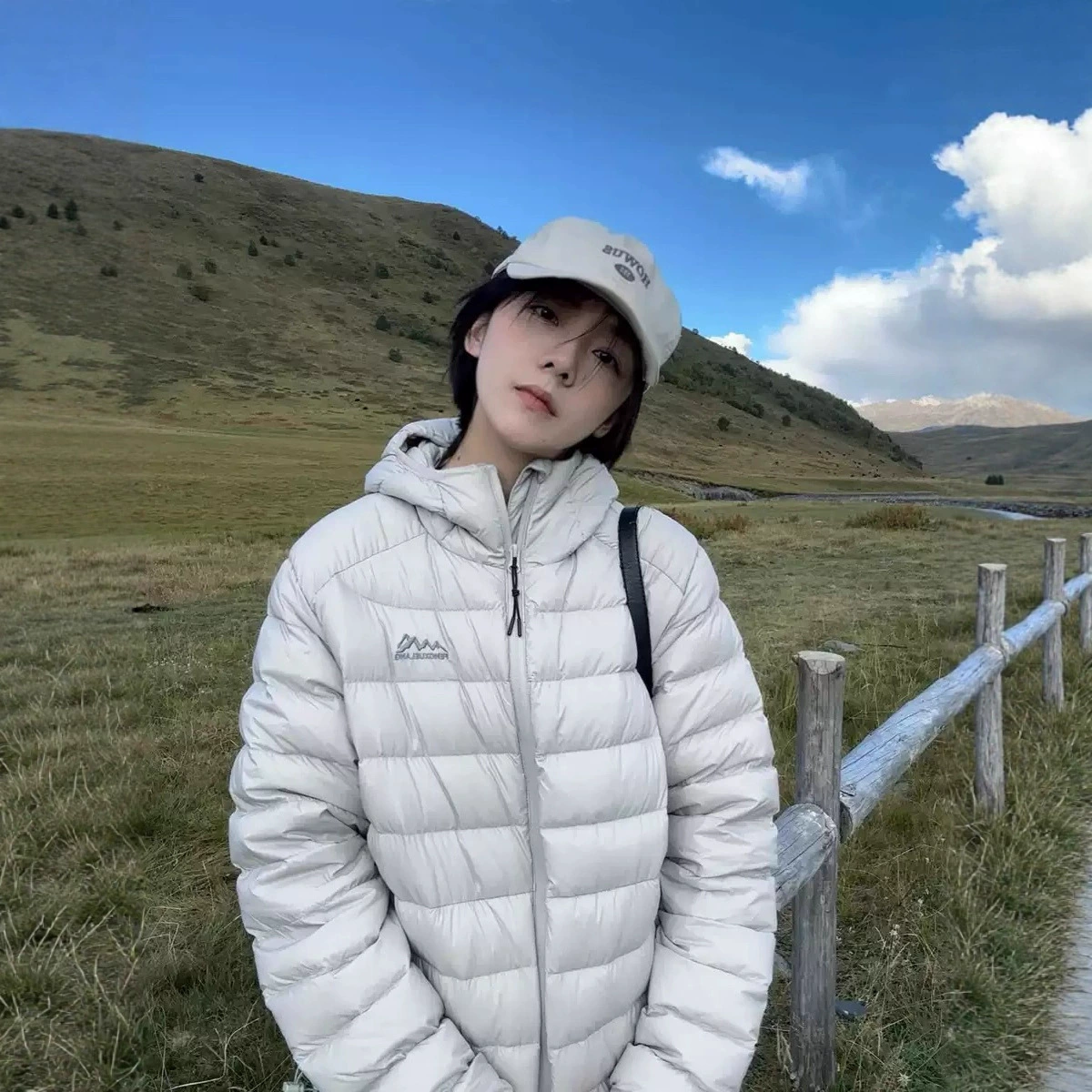 Женская короткая легкая зимняя куртка из белого утиного пуха, утолщенная, повседневная, спортивная, с капюшоном, новинка 2025 года