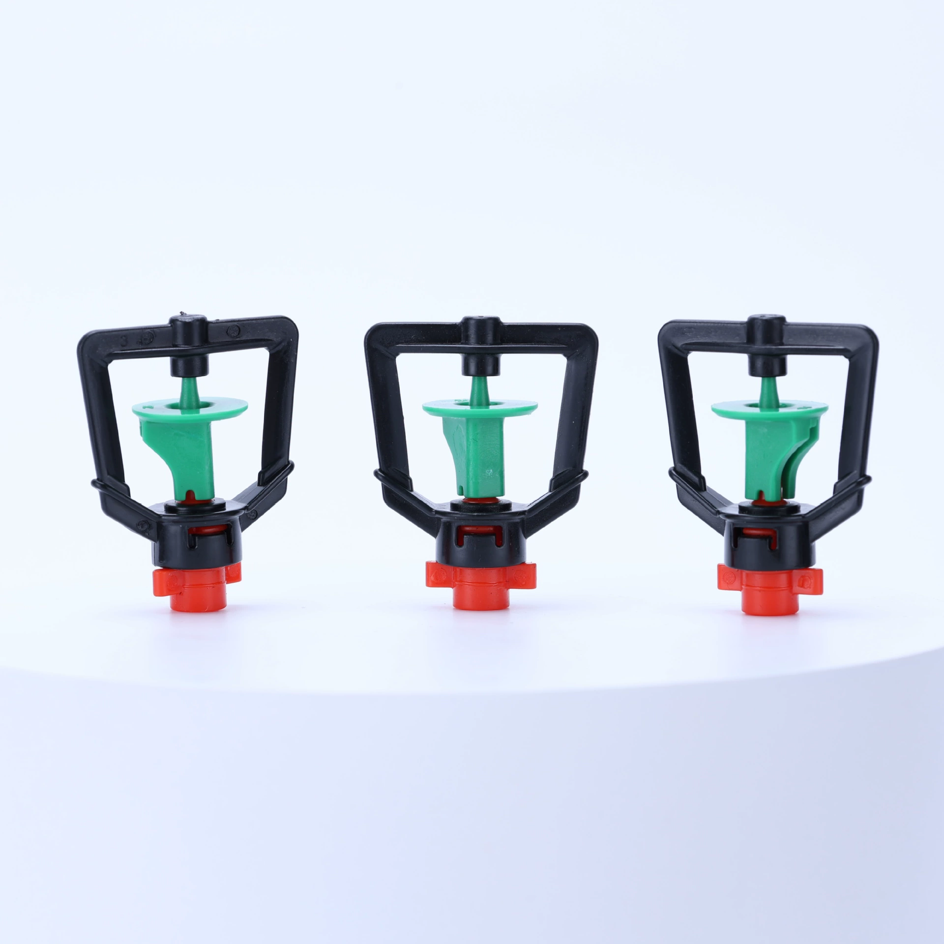 Сельскохозяйственное орошение распылительной насадкой висит на 360 градусов