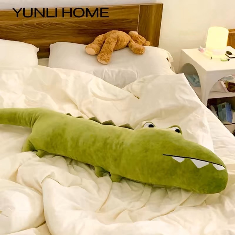 カバの長いベッドの上のクッションのリビングルームは足のソファーを挟んで寝ます。|undefined
