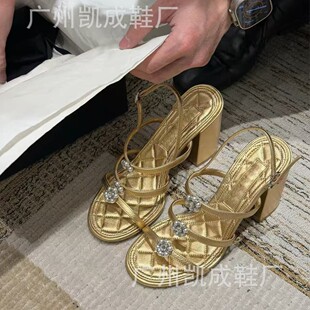 �߰�2025���¿�С���L��Ƥ�����һ�֎��ָ���ʽ�ٴ�¶ֺ��ЬŮ