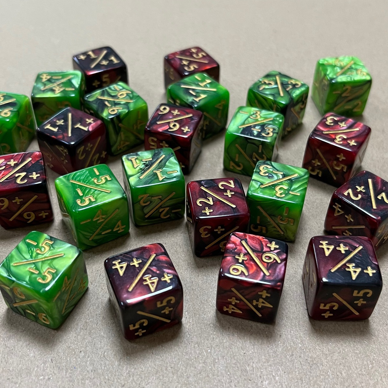 Símbolo de suma y resta de dos colores dados de energía tablero de dados juego de juguete accesorios matemáticas Educación Preescolar dados AliExpress Amazon