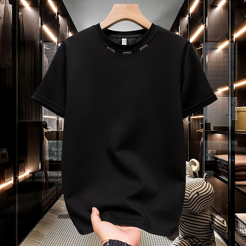 Hochwertiges, einfarbiges Herren-T-Shirt mit kurzen Ärmeln, atmungsaktivem Rundhalsausschnitt, klassischer Passform und Metalllogo-Etikett – ein Must-have für den Sommer._voghion.com
