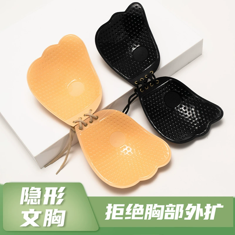 Наклейка на грудь невесты Лара собрана, чтобы предотвратить провисание