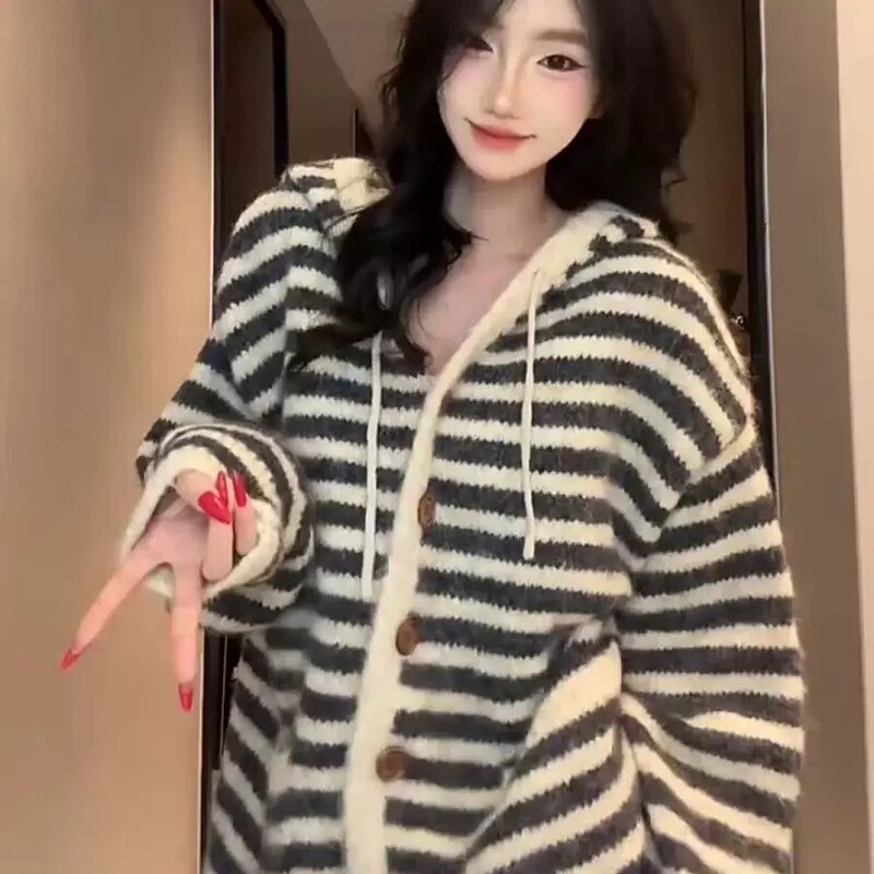 2026 Autumn/Winter Qingqing Women's Loose-Fit Plus-Size Striped Color-Block Knit Cardigan, Long-Sleeve, Soft, Thickened, and Elegant 2026 Autumn/Winter Qingqing Women's Loose-Fit Plus-Size Striped Color-Block Knit Cardigan, Long-Sleeve, Soft, Thickened, and Elegant