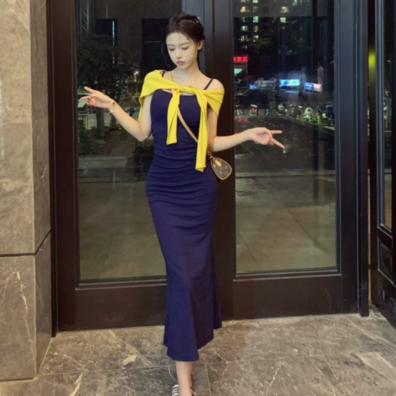 Летнее платье 2025 года в стиле инфлюенсера: модное, сексуальное, миди с тонкими бретелями + универсальный топ-шаль для создания стильного образа