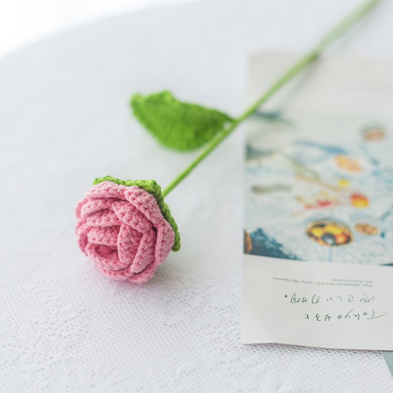 완성 된 가죽 파우더 로즈 싱글 버드 그린 잎