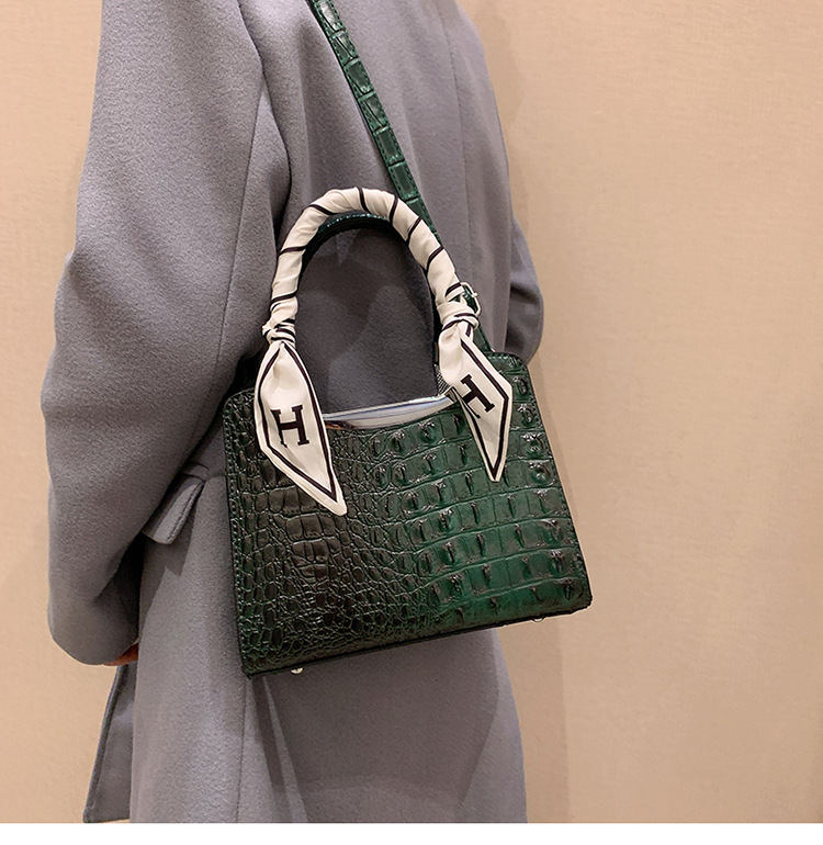 Retro Crocodile Pattern Handbag 2021 New Casual Shoulder Messenger Bag display picture 6