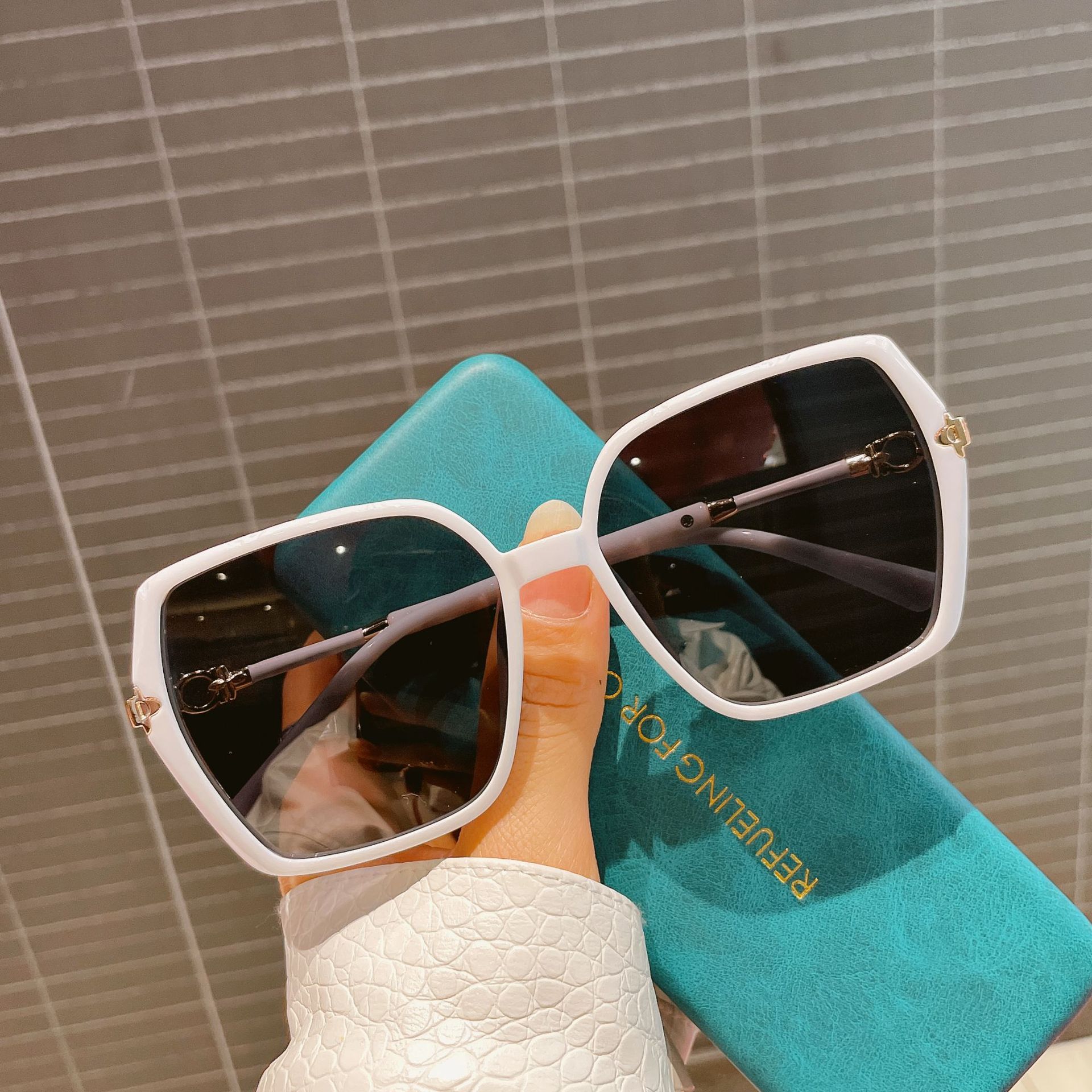 Simple Style Solid Color Resin Square Full Frame Women's Sunglasses display picture 1